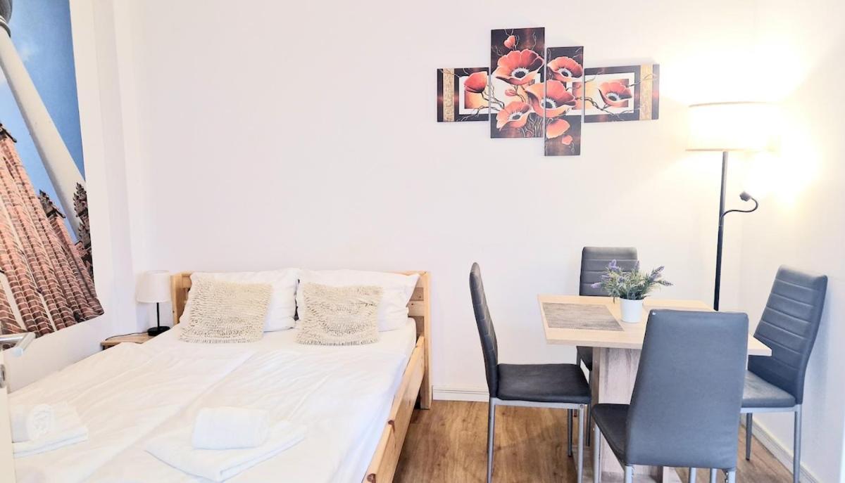 Km1 Small Two-room With Terrace Appartement Berlijn